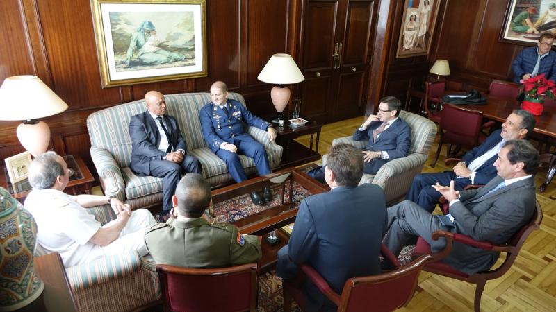 Luis Filipe Tavares con los mandos militares