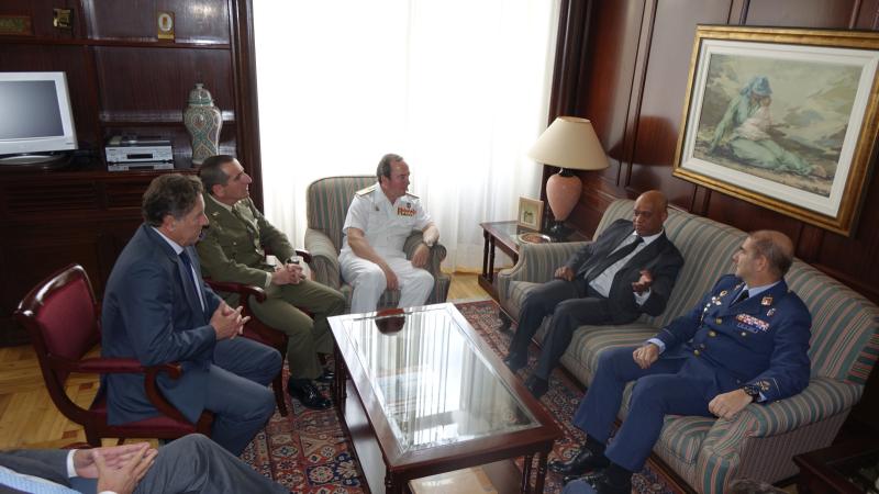 Luis Filipe Tavares con los mandos militares