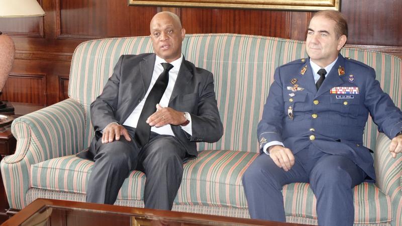 Luis Filipe Tavares con los mandos militares