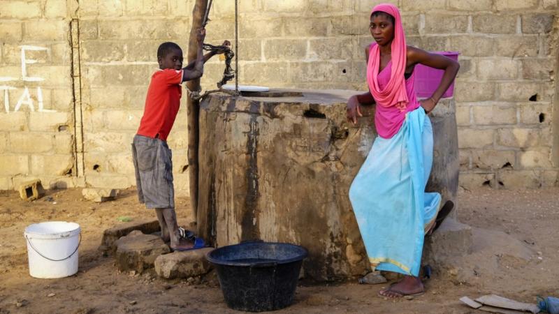 En el pozo de Saly (Senegal)