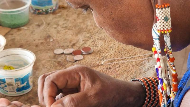 Kabila-Mujeres en Kenia elaboran las fichas artesanalmente