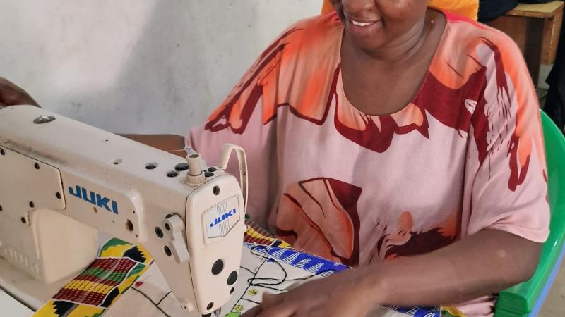 Kabila-Mujeres en Kenia elaboran el tablero con tejidos locales