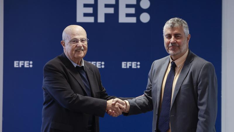 José Segura y Miguel Ángel Oliver después de la firma