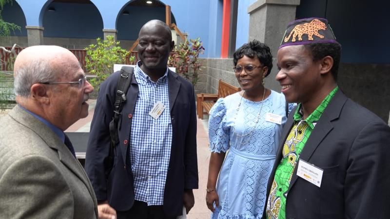 Compartiendo en el patio de Casa África antes del III Encuentro de Hispanistas África-España