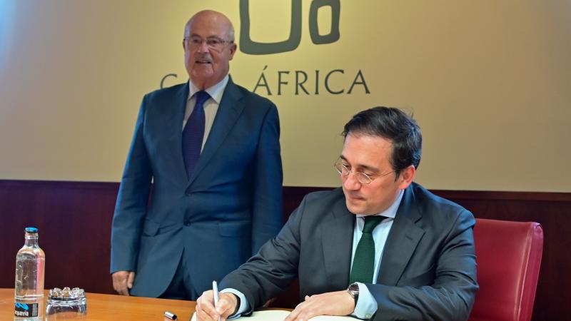 El ministro firma en nuestro libro de honor