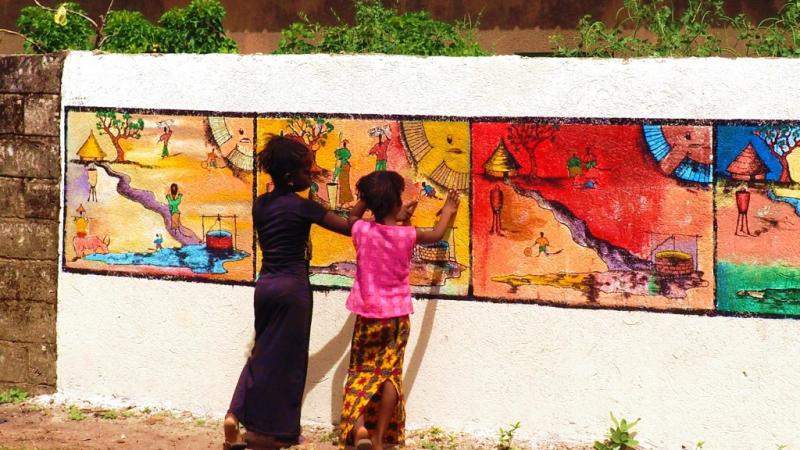 Niñas en mural