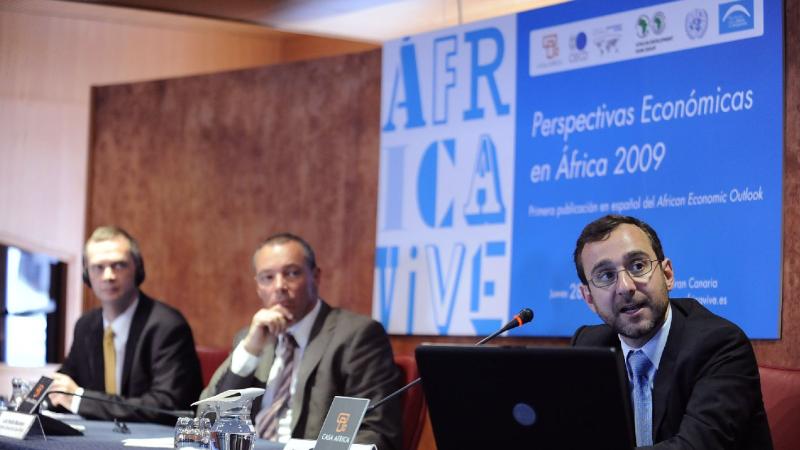 3. Imagen de la intervención de José Gijón, Economista Jefe para África y Oriente Medio del Centro de Desarrollo de la OCDE durante la presentación del Informe Perspectivas Económicas en África, 2009 en Casa África