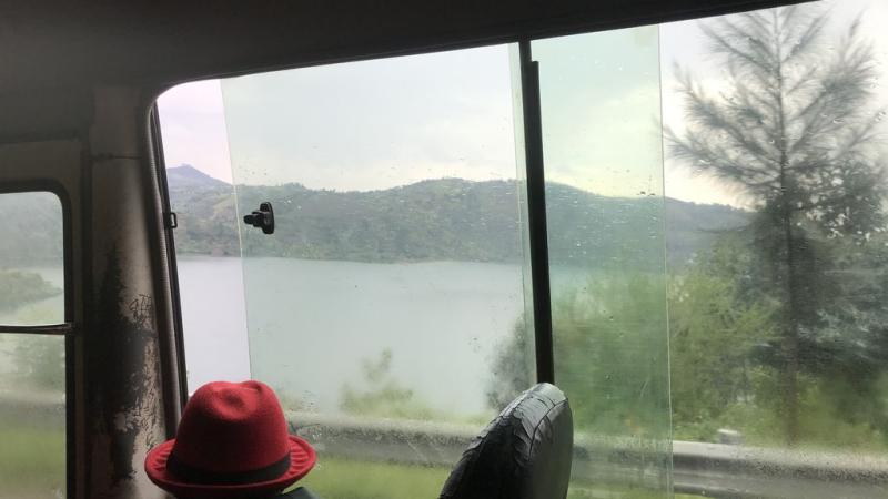 Accésit:  Sombrero  rojo  frente  al lago  Kivu,  de  David Mouzo  Williams (España)