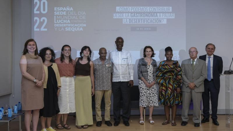 En el centro de la imagen, Ibrahim Thiaw, secretario ejecutivo de la Convención para Combatir la Desertificación de Naciones Unidas