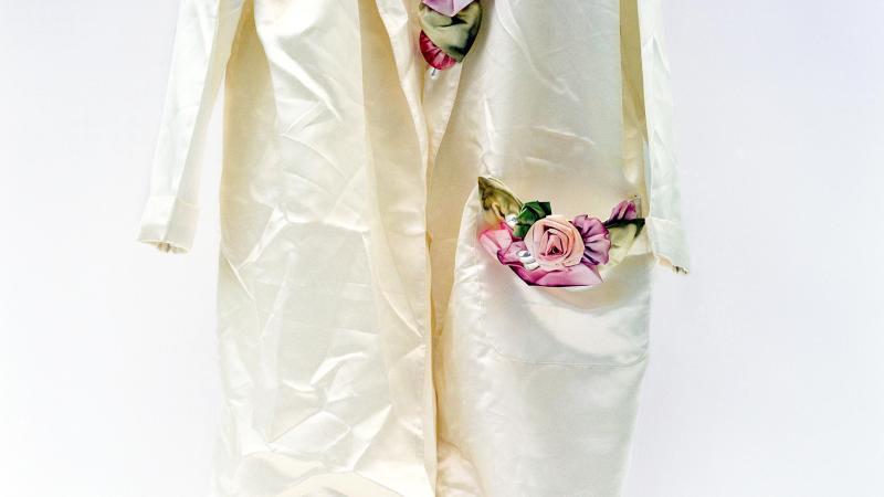 14. Ymane Fakhir, Robe de chambre, série « Le trousseau », 2007 © Ymane Fakhir -Album Panafricaine-