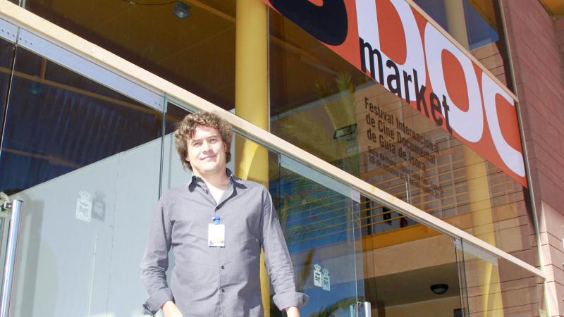 1. Alejandro Krawiertz - Director de MiradasDoc a las puertas del centro cultural de Guía de Isora