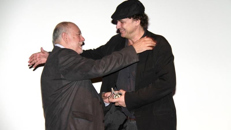 39. Rolando Díaz (co director de MiradasDoc) entrega el Premio Mirada Personal 2011 a José Luis Guerín