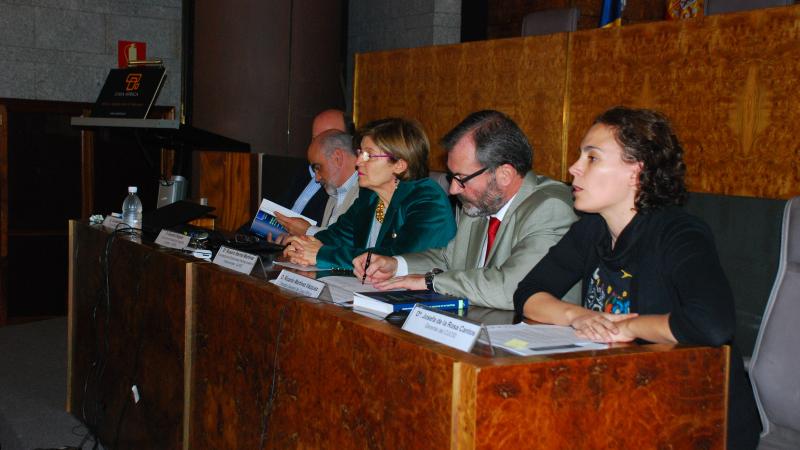 4. Mesa de presentación del libro Biografía de un desierto. El Sáhara