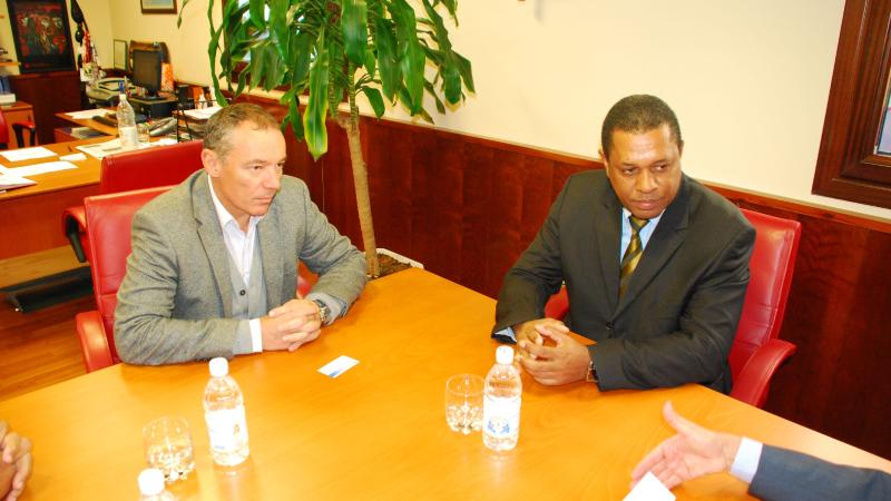 2. Recepción al alcalde de Mindelo (Cabo Verde), D. Augusto César, por Luis Padilla -Secretario General de Casa África-