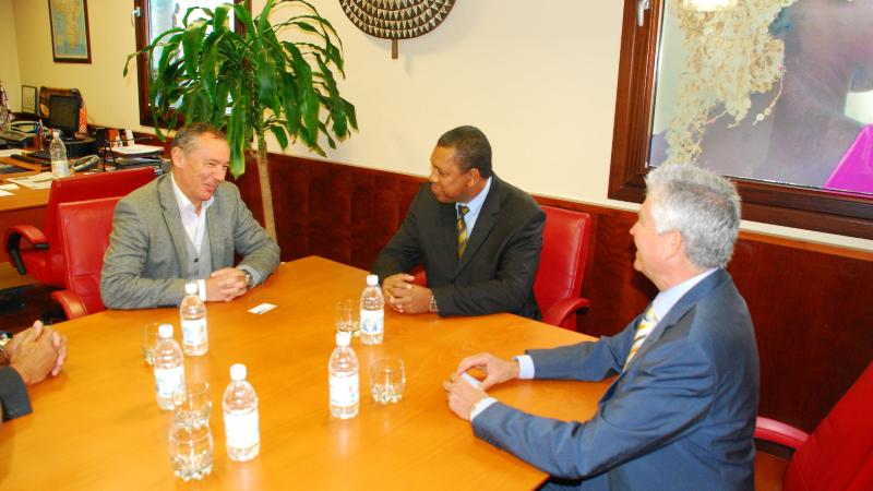 3. De izq. a der.: Luis Padilla -Secretario General de Casa África-, D. Augusto César -alcalde de Mindelo- y Juan Cárdenes -Cónsul Honorario de Cabo Verde en Las Palmas de Gran Canaria