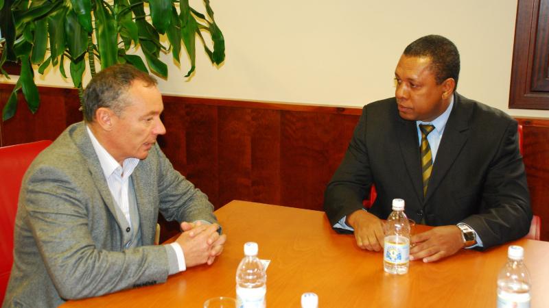 De izq. a der.: Luis Padilla -Secretario General de Casa África-, y D. Augusto César -alcalde de Mindelo-