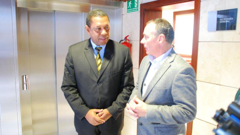 5. Recepción al alcalde de Mindelo (Cabo Verde), D. Augusto César, por Luis Padilla -Secretario General de Casa África-