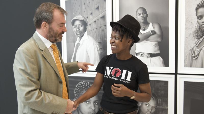 18. Zanele Muholi con Ricardo Martínez Vázquez -Director General de Casa África-