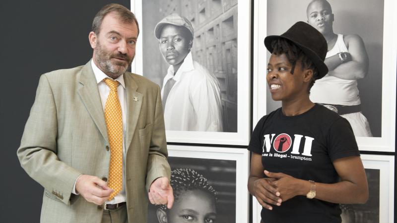 19. Zanele Muholi con Ricardo Martínez Vázquez -Director General de Casa África-
