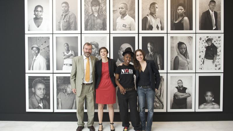 20. De izq. a der.: Ricardo Martínez -Director General de Casa África-, Sandra Maunac y Mónica Santos -Comisarias de la exposición- y Zanele Muholi en Casa África