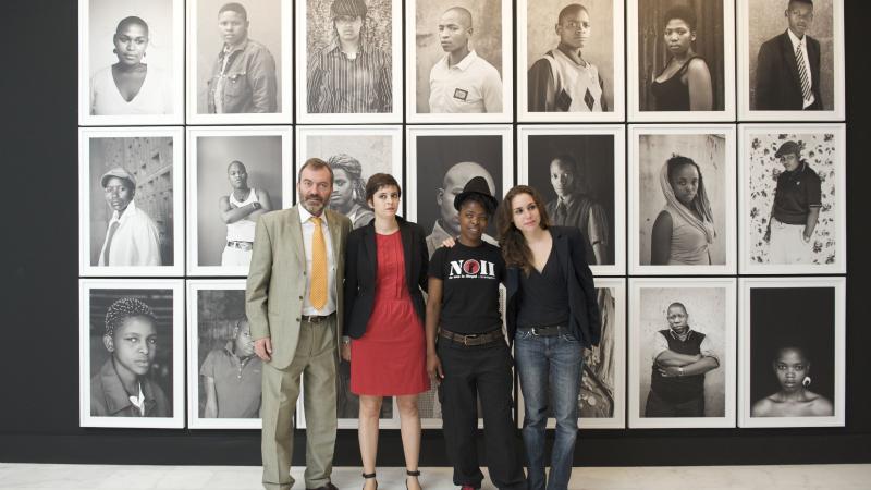 21. De izq. a der.: Ricardo Martínez -Director General de Casa África-, Sandra Maunac y Mónica Santos -Comisarias de la exposición- y Zanele Muholi en Casa África