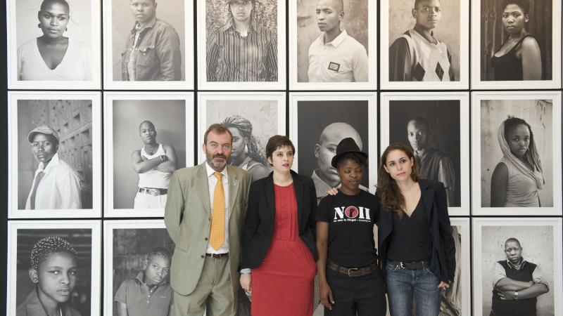22. De izq. a der.: Ricardo Martínez -Director General de Casa África-, Sandra Maunac y Mónica Santos -Comisarias de la exposición- y Zanele Muholi en Casa África