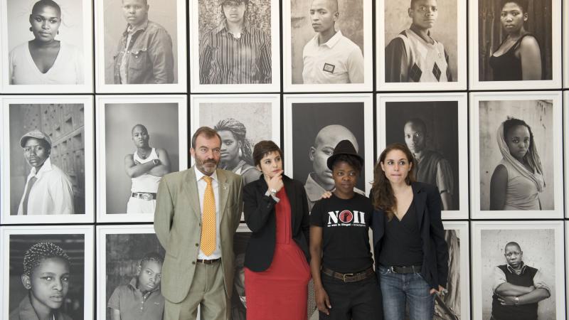 23. De izq. a der.: Ricardo Martínez -Director General de Casa África-, Sandra Maunac y Mónica Santos -Comisarias de la exposición- y Zanele Muholi en Casa África