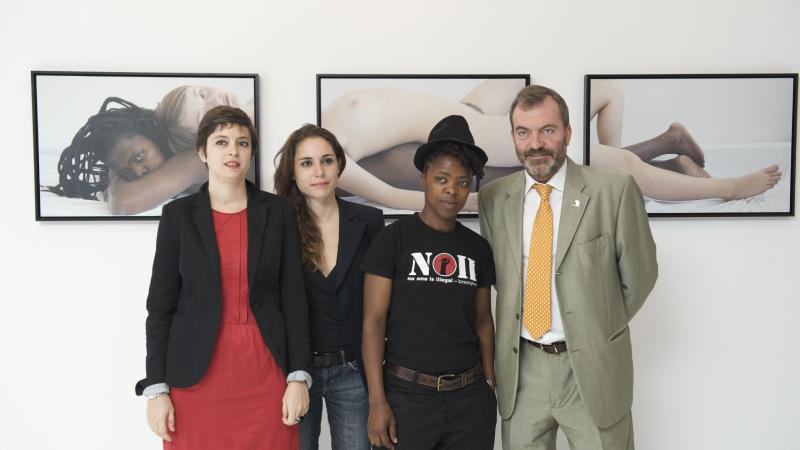 24. De izq. a der.: Ricardo Martínez -Director General de Casa África-, Sandra Maunac y Mónica Santos -Comisarias de la exposición- y Zanele Muholi en Casa África