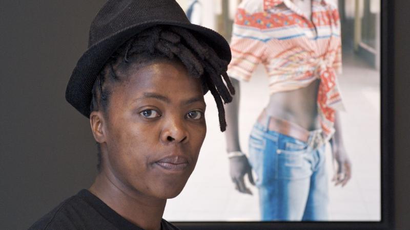 25. Zanele Muholi con Ricardo Martínez Vázquez -Director General de Casa África-