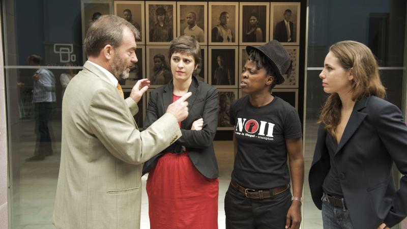 28. De izq. a der.: Ricardo Martínez -Director General de Casa África-, Sandra Maunac y Mónica Santos -Comisarias de la exposición- y Zanele Muholi en Casa África