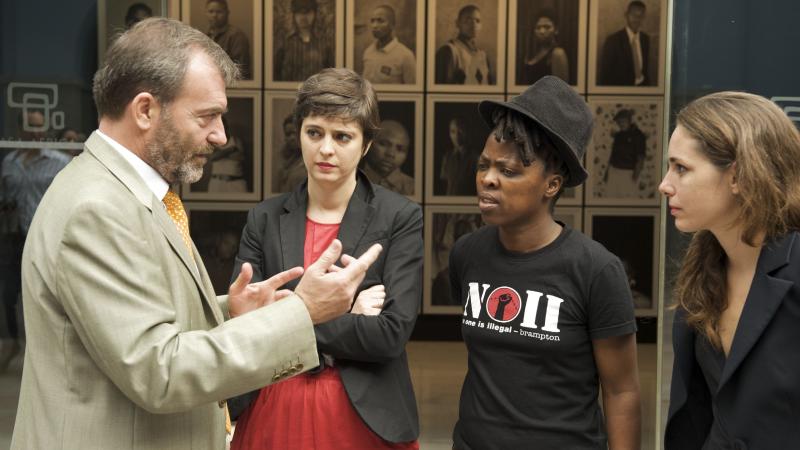 29. De izq. a der.: Ricardo Martínez -Director General de Casa África-, Sandra Maunac y Mónica Santos -Comisarias de la exposición- y Zanele Muholi en Casa África