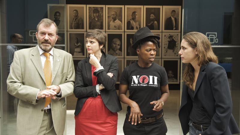 30. De izq. a der.: Ricardo Martínez -Director General de Casa África-, Sandra Maunac y Mónica Santos -Comisarias de la exposición- y Zanele Muholi en Casa África