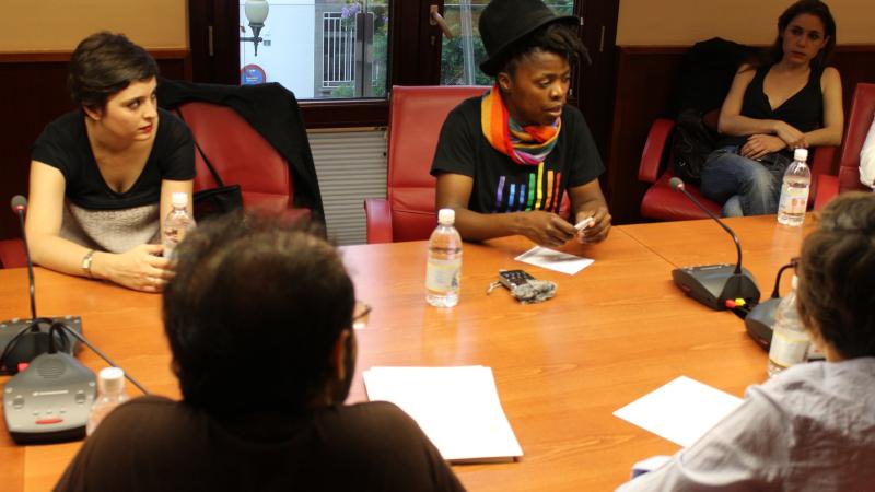 52. Zanele Muholi en las entrevistas de radio en Casa África