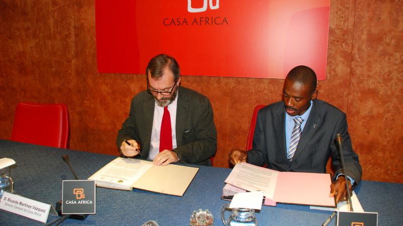 1. Ricardo Martínez Vázquez -Director General de Casa África- y Jude Omoregie -Presidente de la Federación de Asociaciones Africanas en Canarias (FAAC)- en la firma del convenio de colaboración