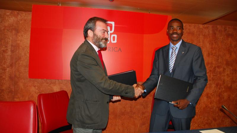 5. Ricardo Martínez Vázquez -Director General de Casa África- y Jude Omoregie -Presidente de la Federación de Asociaciones Africanas en Canarias (FAAC)- en la firma del convenio de colaboración y apoyo al equipo África Fútbol Club