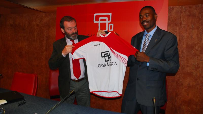 7. Ricardo Martínez Vázquez -Director General de Casa África- y Jude Omoregie -Presidente de la Federación de Asociaciones Africanas en Canarias (FAAC)- en la firma del convenio de colaboración y apoyo al equipo África Fútbol Club
