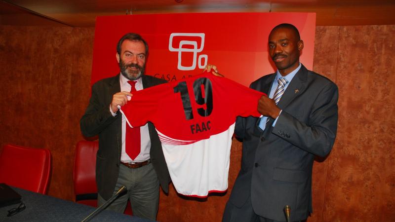 8. Ricardo Martínez Vázquez -Director General de Casa África- y Jude Omoregie -Presidente de la Federación de Asociaciones Africanas en Canarias (FAAC)- en la firma del convenio de colaboración y apoyo al equipo África Fútbol Club