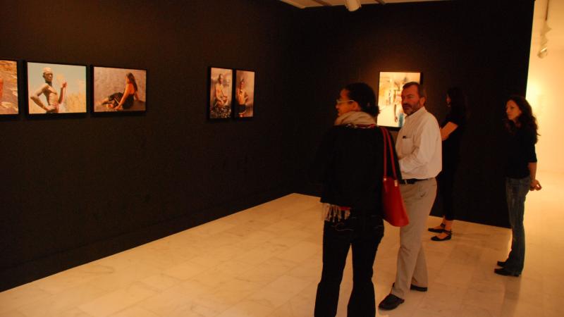 2. La directora de Greatmore Studios en Ciudad del Cabo, Kadiatou Diallo y Kate Tarratt, representante de Thupelo Workshops Cape Town y de Triangle Arts Trust en Londres en Casa África