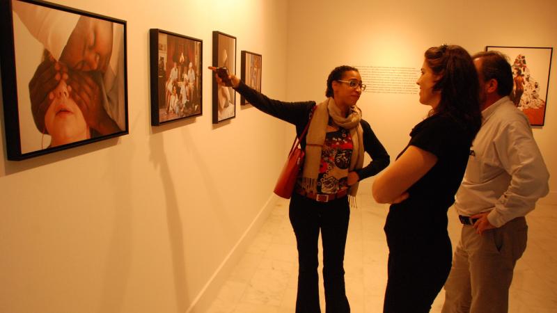 4. La directora de Greatmore Studios en Ciudad del Cabo, Kadiatou Diallo y Kate Tarratt, representante de Thupelo Workshops Cape Town y de Triangle Arts Trust en Londres en Casa África