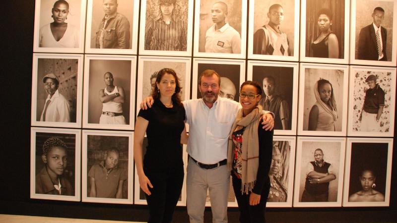 6. La directora de Greatmore Studios en Ciudad del Cabo, Kadiatou Diallo y Kate Tarratt, representante de Thupelo Workshops Cape Town y de Triangle Arts Trust en Londres con el Director General de Casa África Ricardo Martínez Vázquez