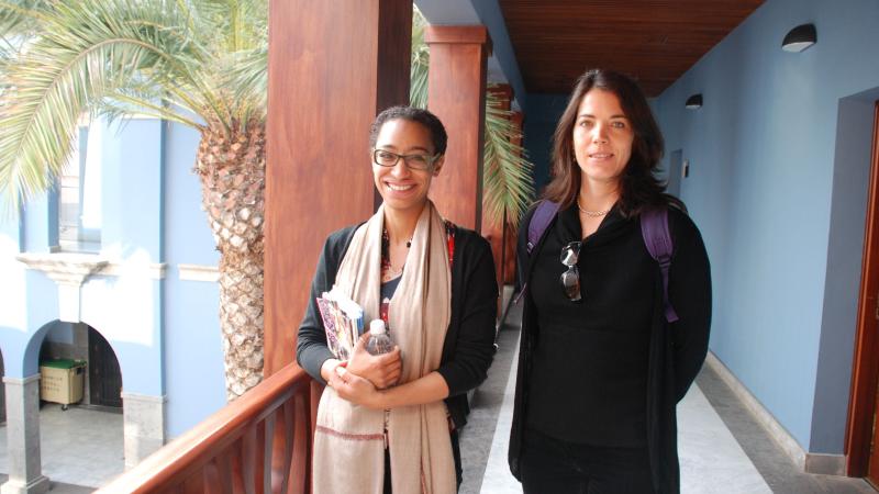 11. La directora de Greatmore Studios en Ciudad del Cabo, Kadiatou Diallo y Kate Tarratt, representante de Thupelo Workshops Cape Town y de Triangle Arts Trust en Londres en Casa África