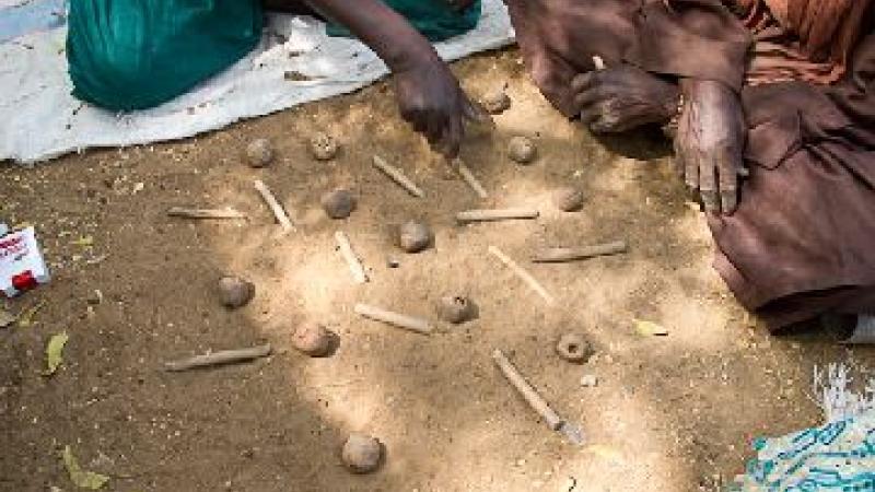 12. Segou. Hombres jugando
