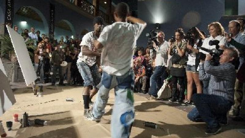 31. Imagen de la performance 'Posesión' en la inauguración de la exposición Gráffica en Casa África