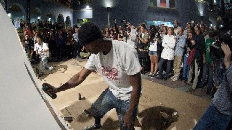 32. Imagen de la performance 'Posesión' en la inauguración de la exposición Gráffica en Casa África