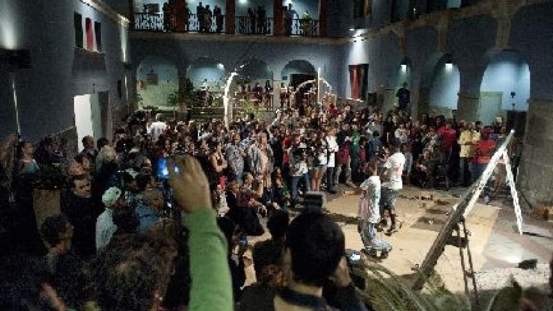 33. Imagen de la performance 'Posesión' en la inauguración de la exposición Gráffica en Casa África