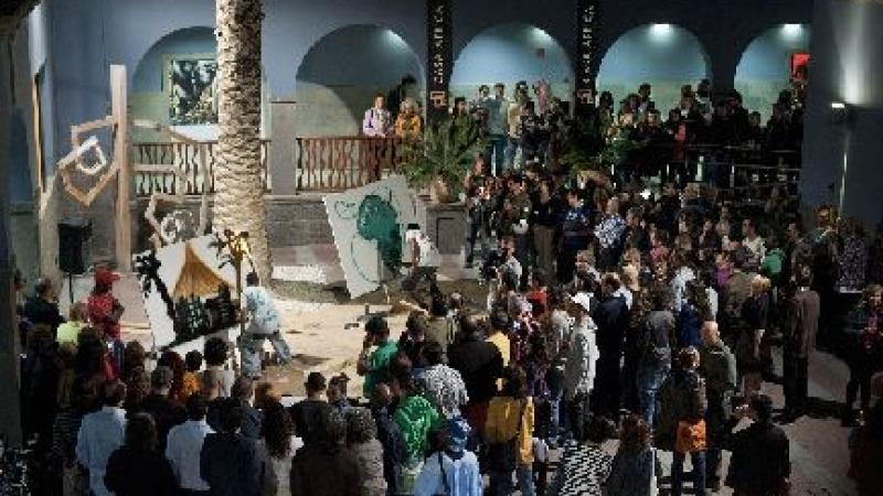 34. Imagen de la performance 'Posesión' en la inauguración de la exposición Gráffica en Casa África