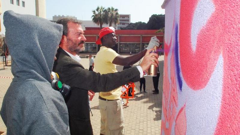 37. Ricardo Martínez - Director General de Casa África - durante la creación del Mural Desarrocio: Mural comunitario 'Urban Art en el Campus' en la Universidad de Las Palmas de Gran Canaria