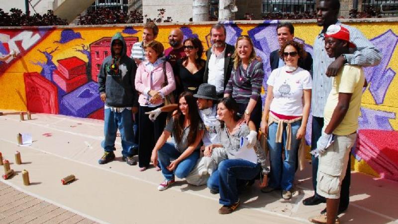 39. Foto del grupo participante en la creación del Mural Desarrocio: Mural comunitario 'Urban Art en el Campus' en la Universidad de Las Palmas de Gran Canaria