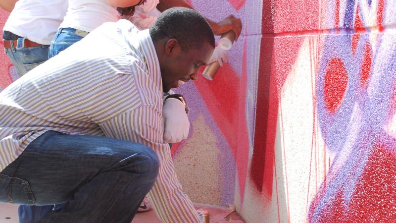 45. Sitapha Alfred Savané -jugador del CB Gran Canaria- participando en el Mural Desarrocio: Mural comunitario 'Urban Art en el Campus' en la Universidad de Las Palmas de Gran Canaria