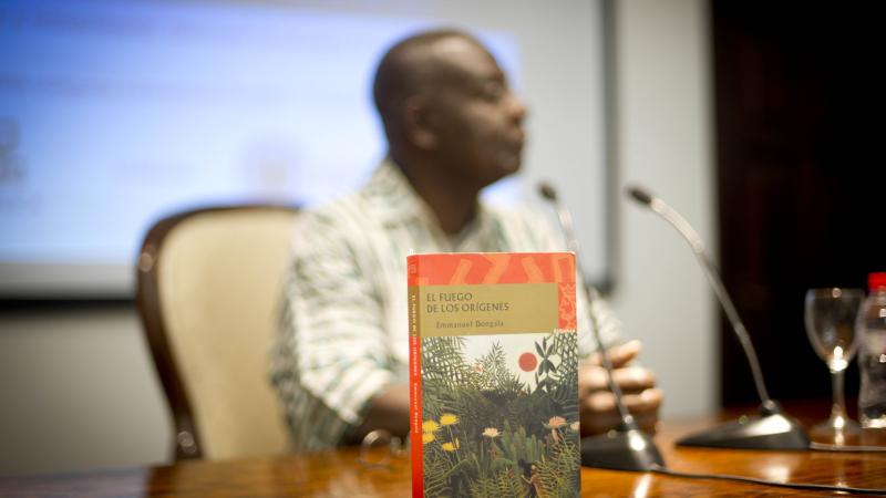 1. Imagen de Emmanuel Dongala en la presentación del libro El fuego de los orígenes, dentro del programa de Letras Africanas sobre literatura de Casa África